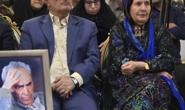 همایش بزرگداشت استاد محمد بهمنبیگی، معلم پیشگام آموزش عشایری ایران، با حضور فرهیختگان، فرهنگیان، اساتید دانشگاه و مسئولان استانی و ملی در استان کهگیلویه و بویراحمد برگزار شد. همایش بزرگداشت استاد محمد بهمنبیگی، معلم پیشگام آموزش عشایری ایران، با حضور فرهیختگان، فرهنگیان، اساتید دانشگاه و مسئولان استانی و ملی در استان کهگیلویه و بویراحمد برگزار شد.