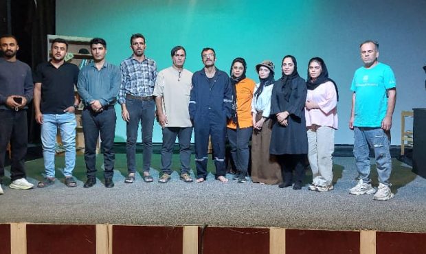 آغاز اجرای نمایش فاخر «چشم‌ها» در سالن سینما امید بهمئی / جلوه‌ای از خلاقیت هنرمندان بومی