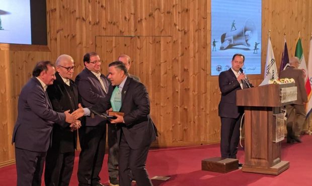 نشان ویژه روابط عمومی بحران در جنگ تحمیلی ۱۲ روزه به روابط عمومی شرکت فولاد خوزستان اعطا شد